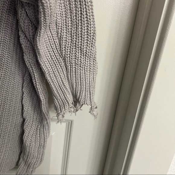 Forever 21 (1X) distressed gray cropped sweater - Picture 4 of 4